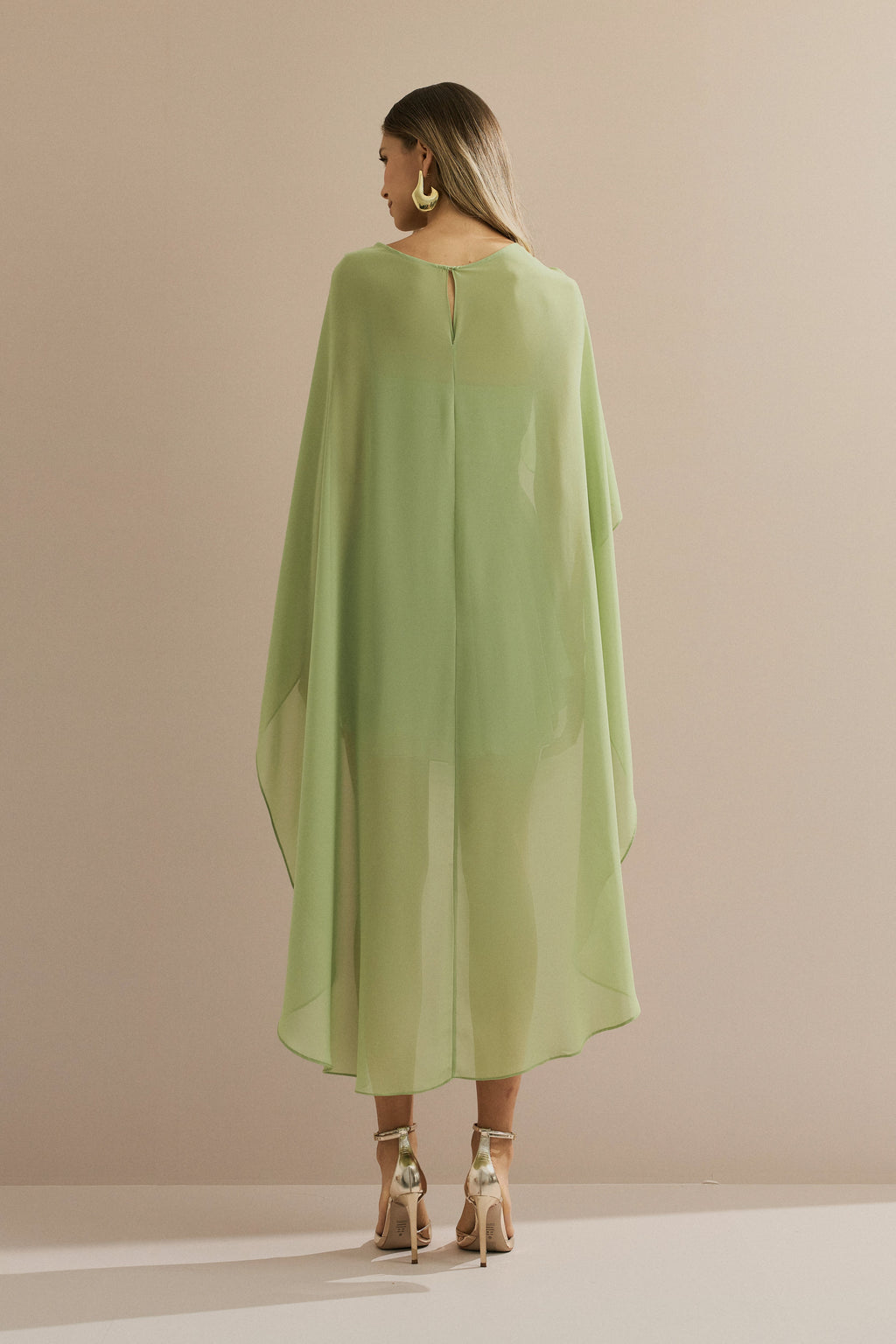 Vestido Corto de Chiffon con Escote Recto Sin Tirantes y Capa Fluida Superpuesta - Áurea Verde Matchá