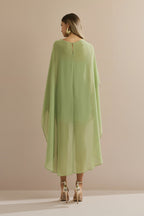 Vestido Corto de Chiffon con Escote Recto Sin Tirantes y Capa Fluida Superpuesta - Áurea Verde Matchá