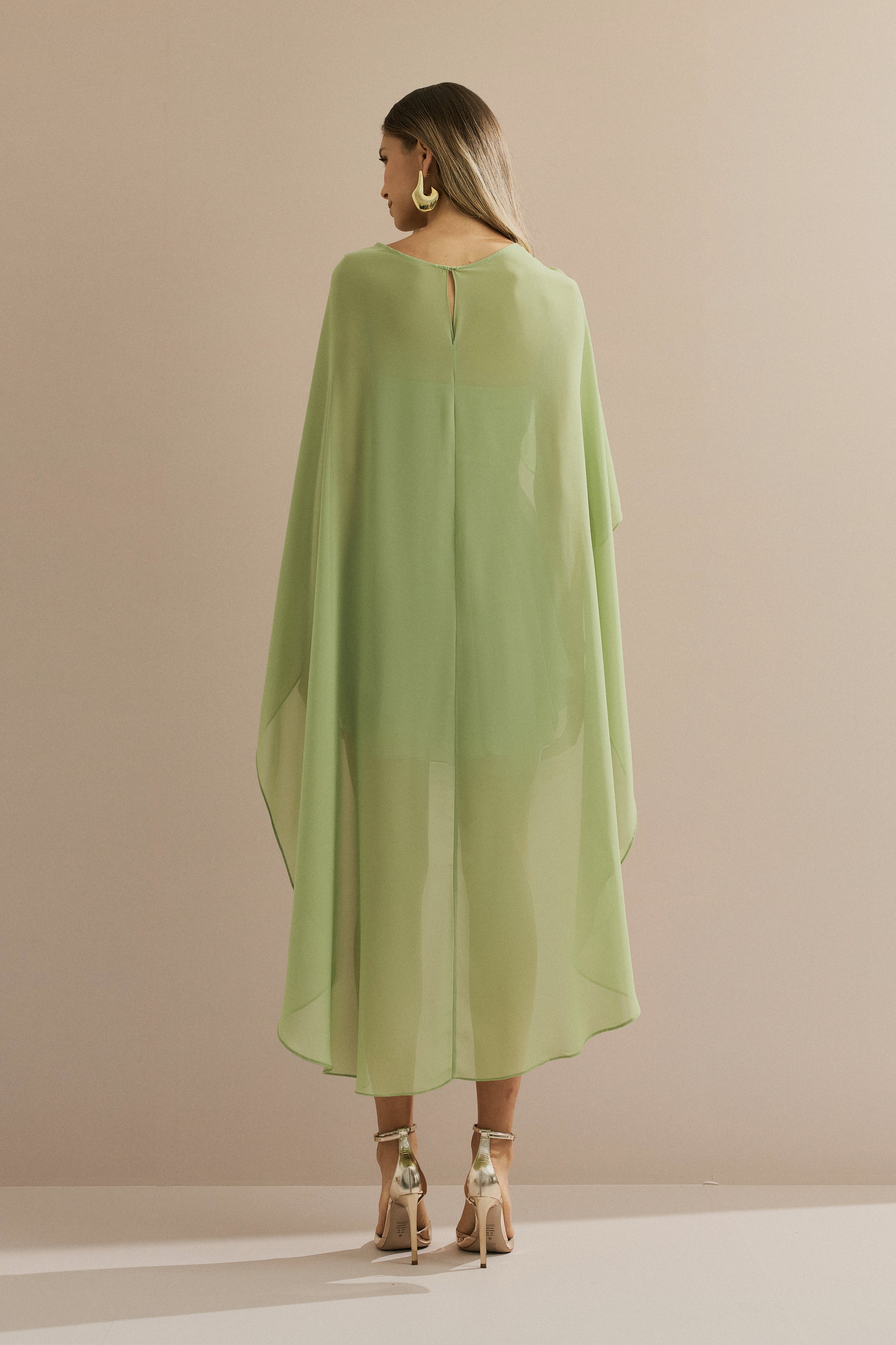 Vestido Corto de Chiffon con Escote Recto Sin Tirantes y Capa Fluida Superpuesta - Áurea Verde Matchá
