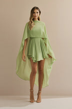Vestido Corto de Chiffon con Escote Recto Sin Tirantes y Capa Fluida Superpuesta - Áurea Verde Matchá