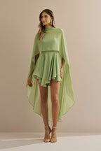 Vestido Corto de Chiffon con Escote Recto Sin Tirantes y Capa Fluida Superpuesta - Áurea Verde Matchá