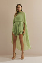 Vestido Corto de Chiffon con Escote Recto Sin Tirantes y Capa Fluida Superpuesta - Áurea Verde Matchá