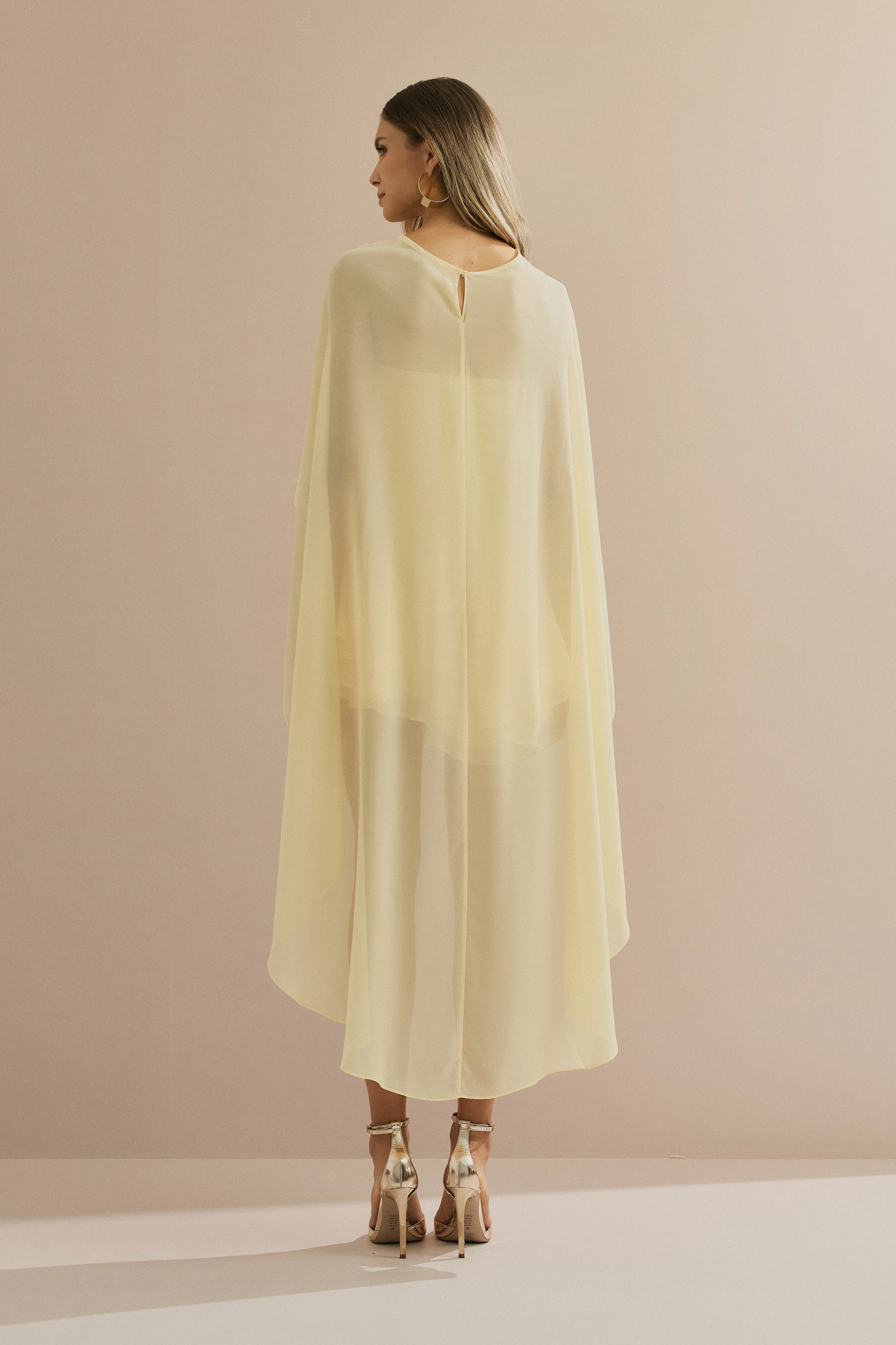 Vestido Corto de Chiffon con Escote Recto Sin Tirantes y Capa Fluida Superpuesta - Áurea Amarillo Mantequilla