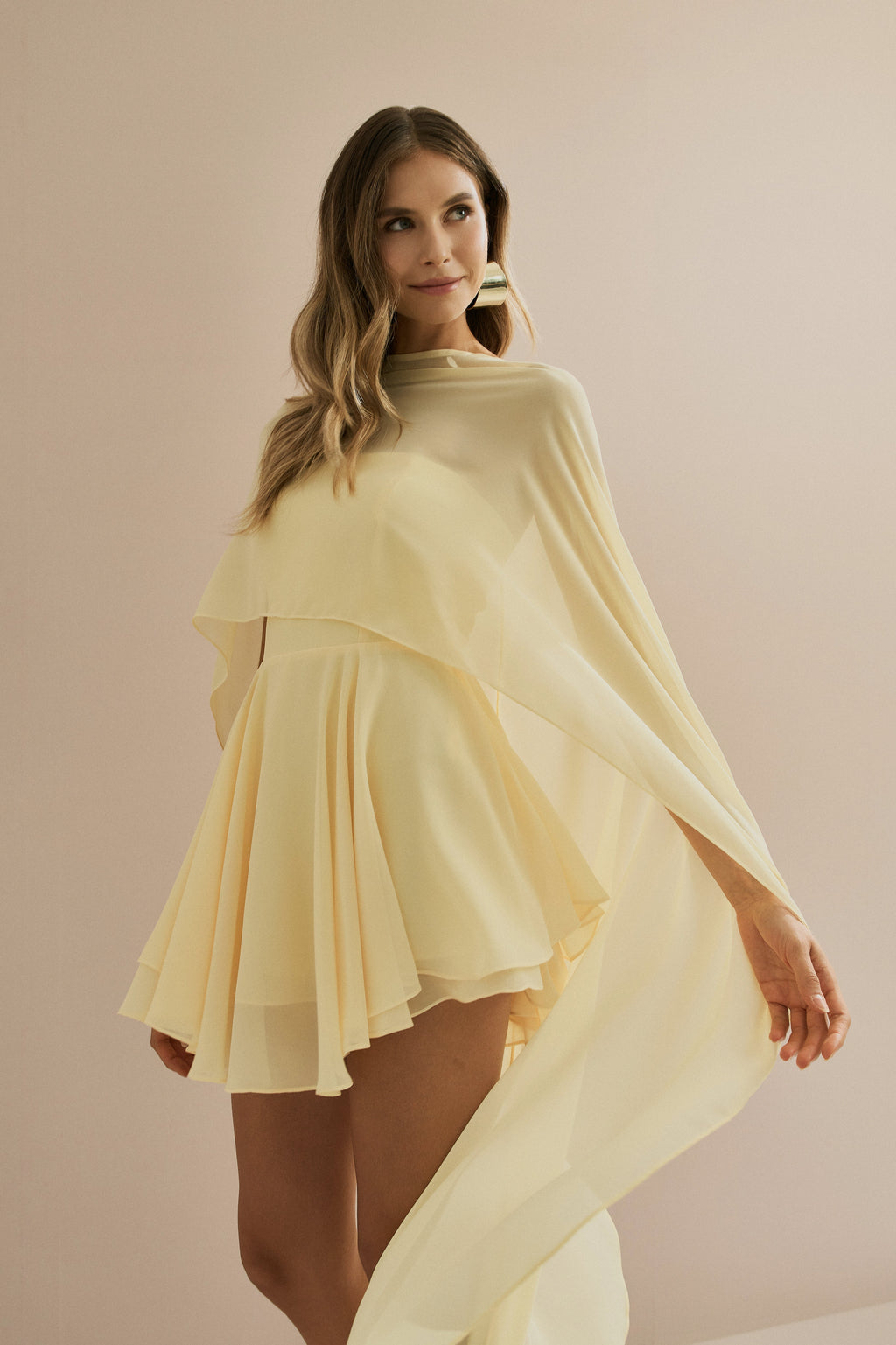 Vestido Corto de Chiffon con Escote Recto Sin Tirantes y Capa Fluida Superpuesta - Áurea Amarillo Mantequilla