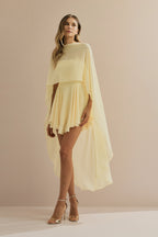 Vestido Corto de Chiffon con Escote Recto Sin Tirantes y Capa Fluida Superpuesta - Áurea Amarillo Mantequilla