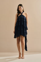 Vestido Corto de Tirantes en Chiffon con Volantes y Cola Lateral Asimétrica - Mare Azul Marino
