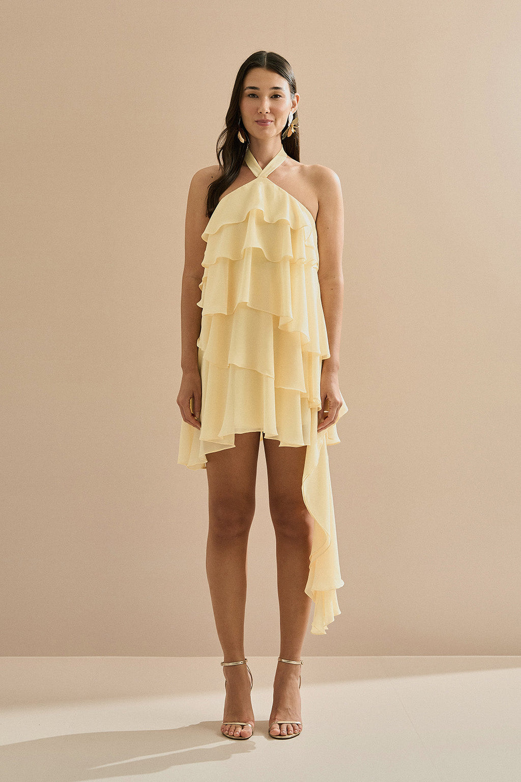 Vestido Corto de Una Sola Manga en Chiffon con Volantes y Cola Lateral Asimétrica - Maré Amarillo Mantequilla
