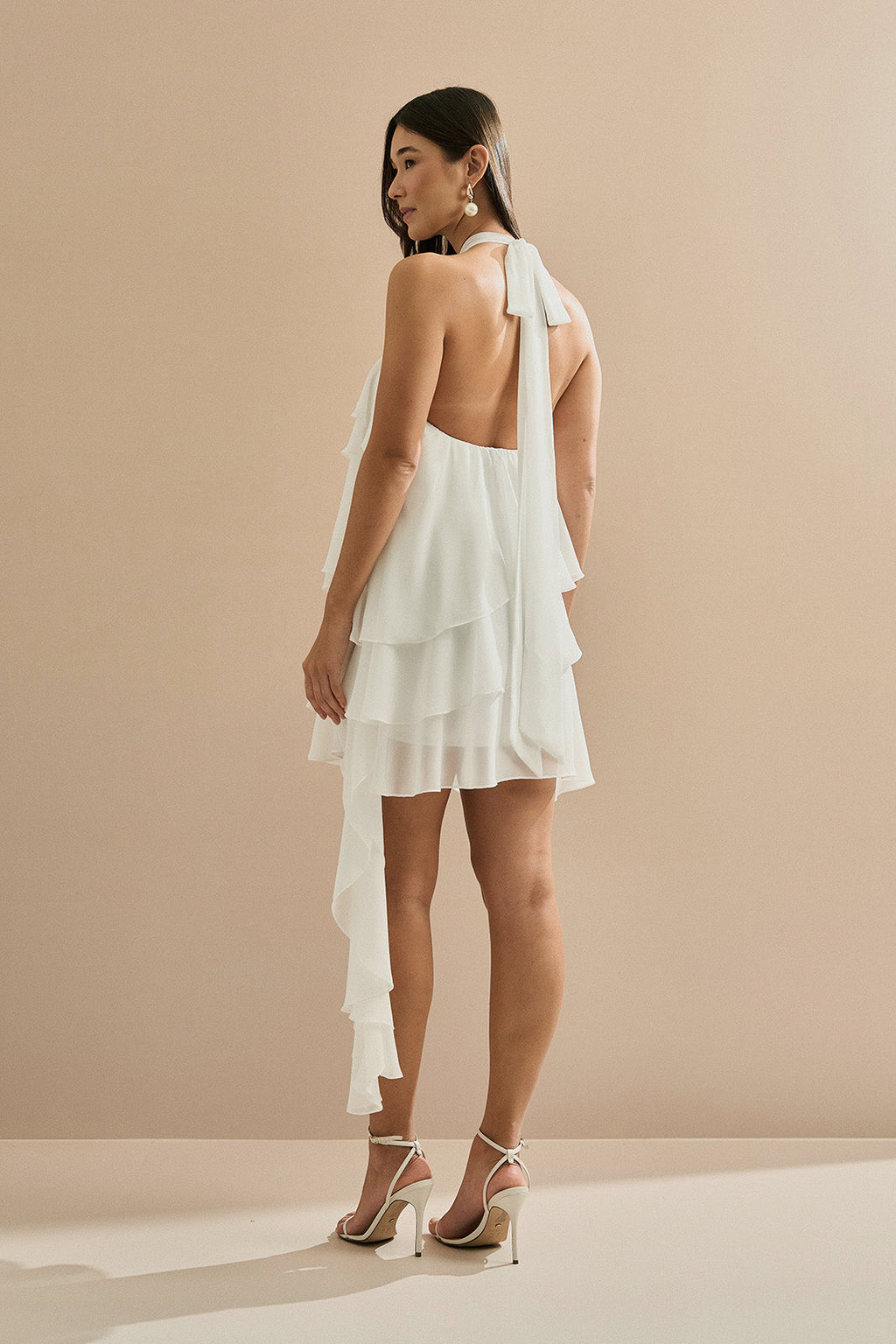 Vestido Corto de Tirantes en Chiffon con Volantes y Cola Lateral Asimétrica - Maré Off White