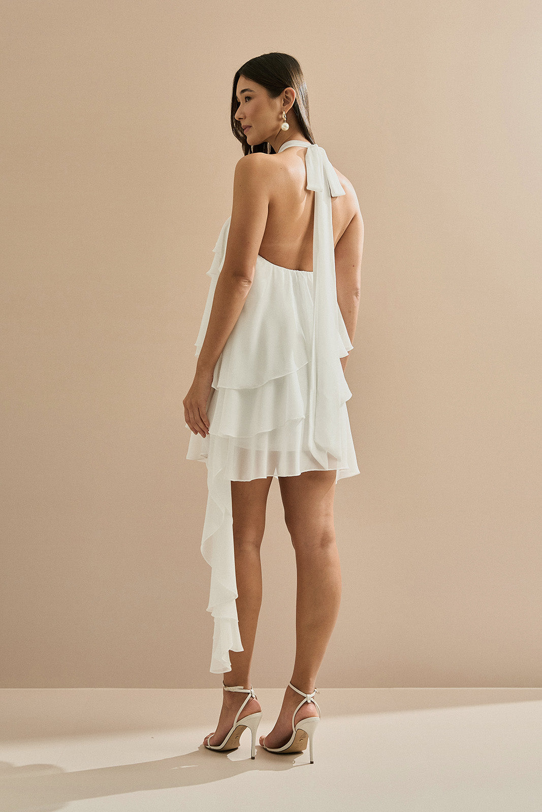 Vestido Corto de Tirantes en Chiffon con Volantes y Cola Lateral Asimétrica - Maré Off White