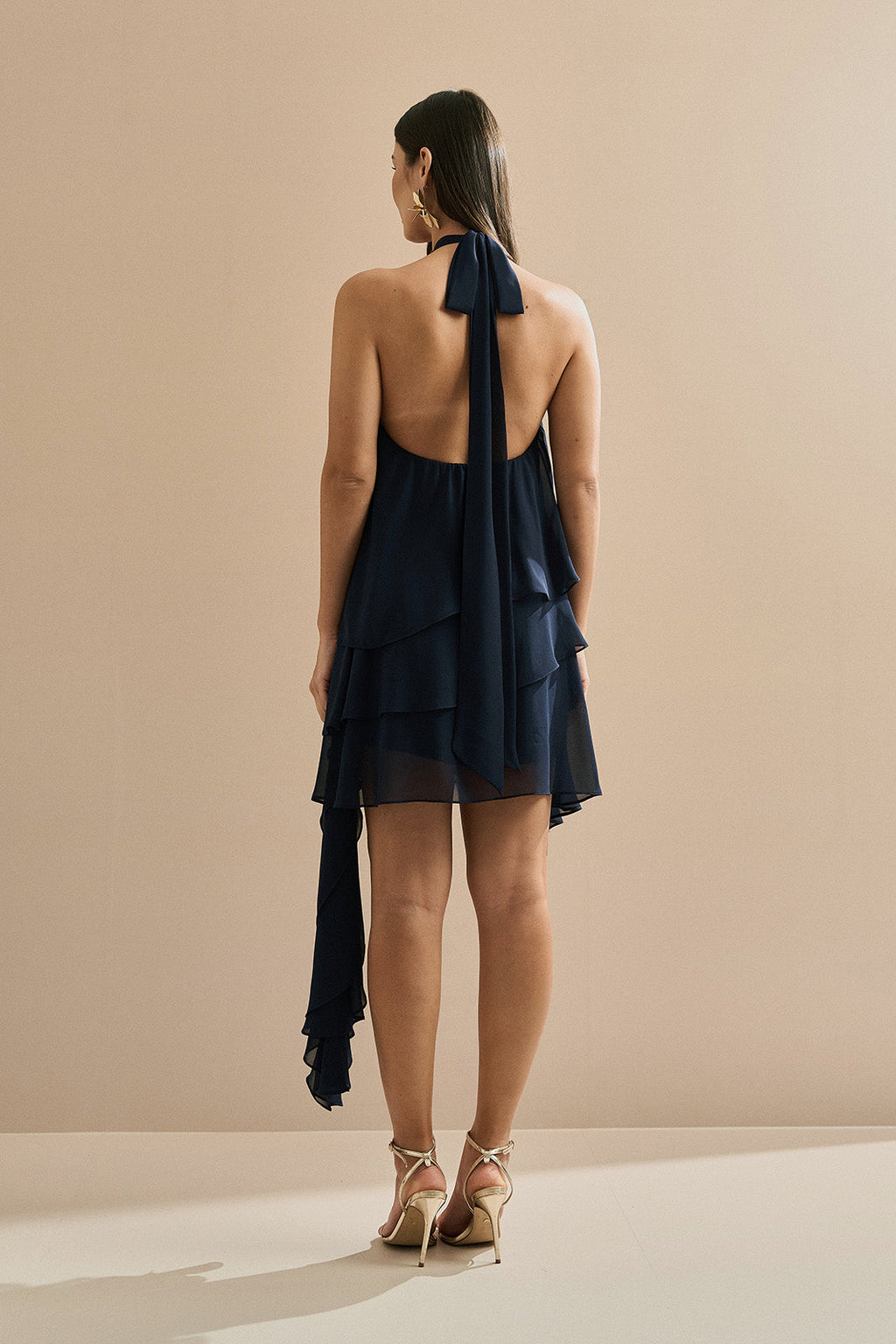 Vestido Corto de Tirantes en Chiffon con Volantes y Cola Lateral Asimétrica - Mare Azul Marino