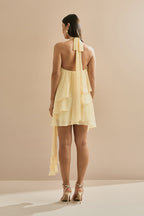Vestido Corto de Una Sola Manga en Chiffon con Volantes y Cola Lateral Asimétrica - Maré Amarillo Mantequilla