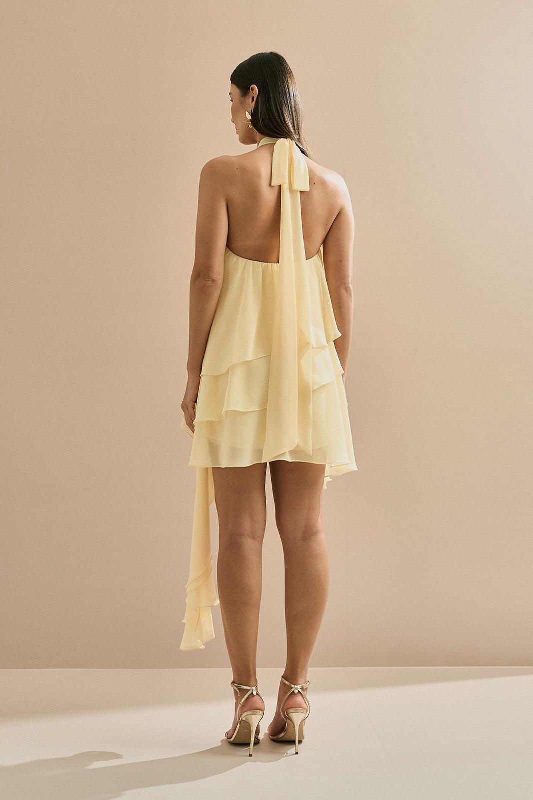 Vestido Corto de Una Sola Manga en Chiffon con Volantes y Cola Lateral Asimétrica - Maré Amarillo Mantequilla