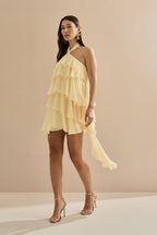 Vestido Corto de Una Sola Manga en Chiffon con Volantes y Cola Lateral Asimétrica - Maré Amarillo Mantequilla