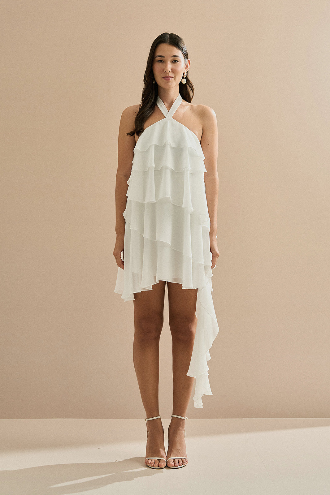 Vestido Corto de Tirantes en Chiffon con Volantes y Cola Lateral Asimétrica - Maré Off White