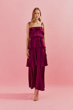 Vestido Largo Midi en Satén con Tirantes Finos, Volantes en el Escote y Capas Superpuestas - Santiago Fucsia