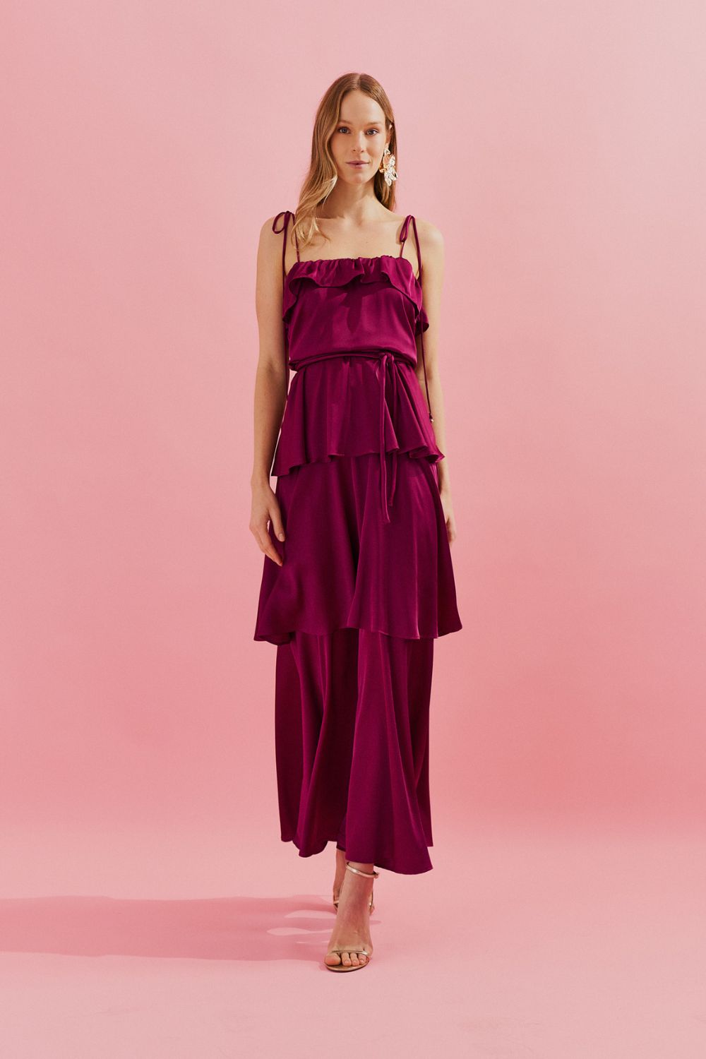Vestido Largo Midi en Satén con Tirantes Finos, Volantes en el Escote y Capas Superpuestas - Santiago Fucsia
