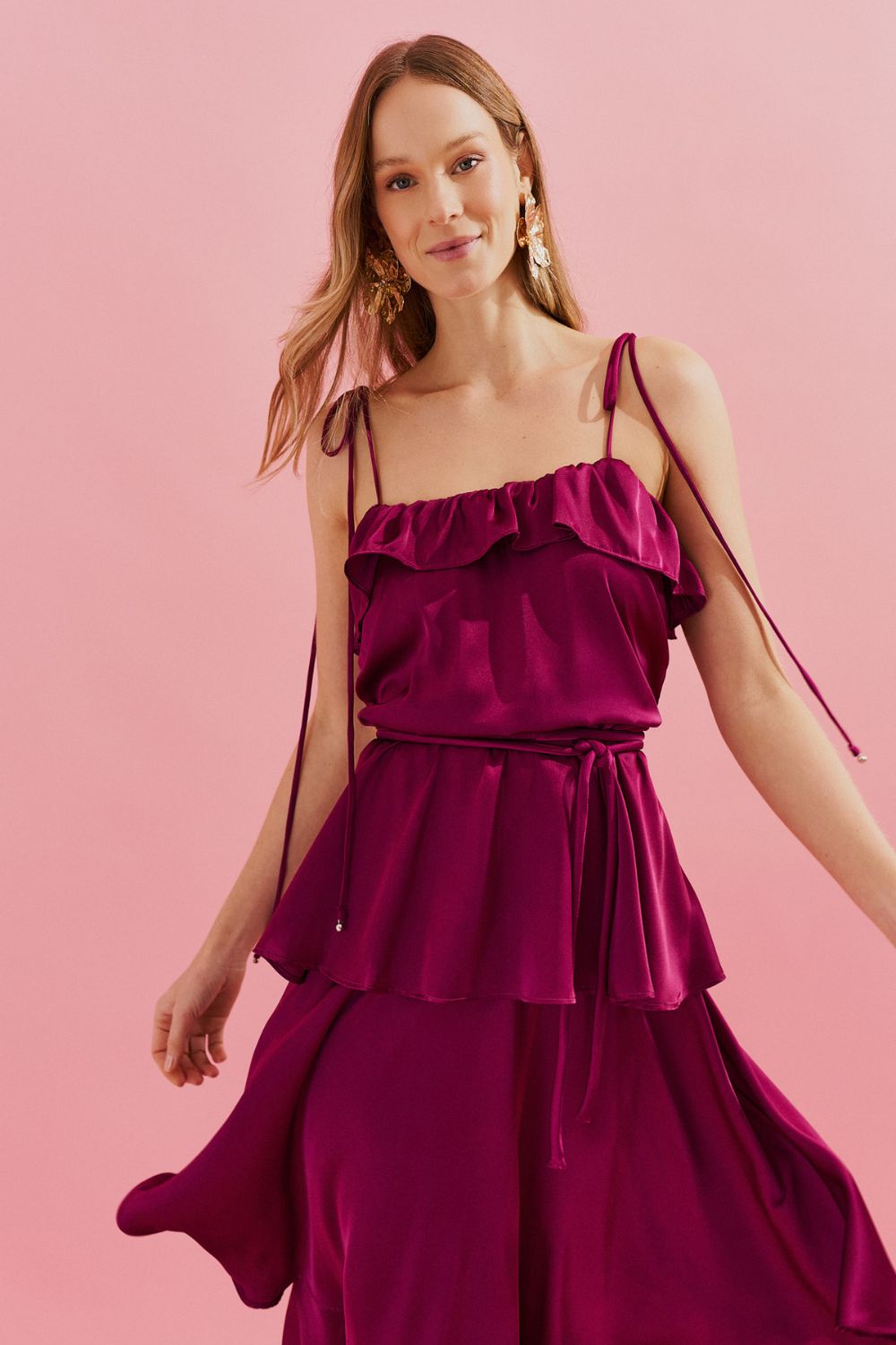 Vestido Largo Midi en Satén con Tirantes Finos, Volantes en el Escote y Capas Superpuestas - Santiago Fucsia