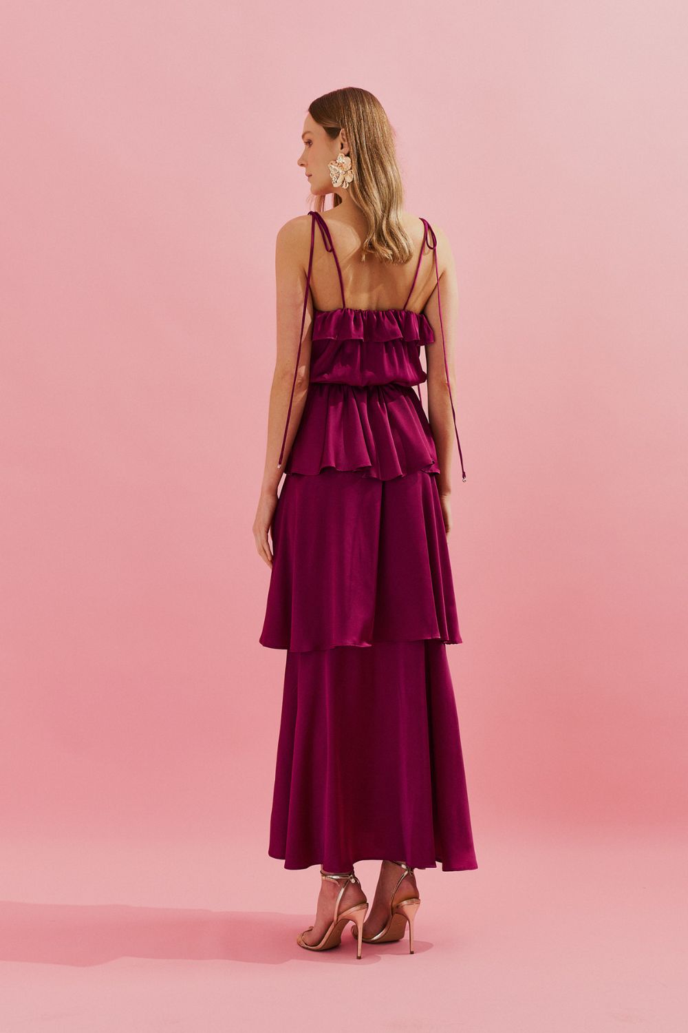 Vestido Largo Midi en Satén con Tirantes Finos, Volantes en el Escote y Capas Superpuestas - Santiago Fucsia