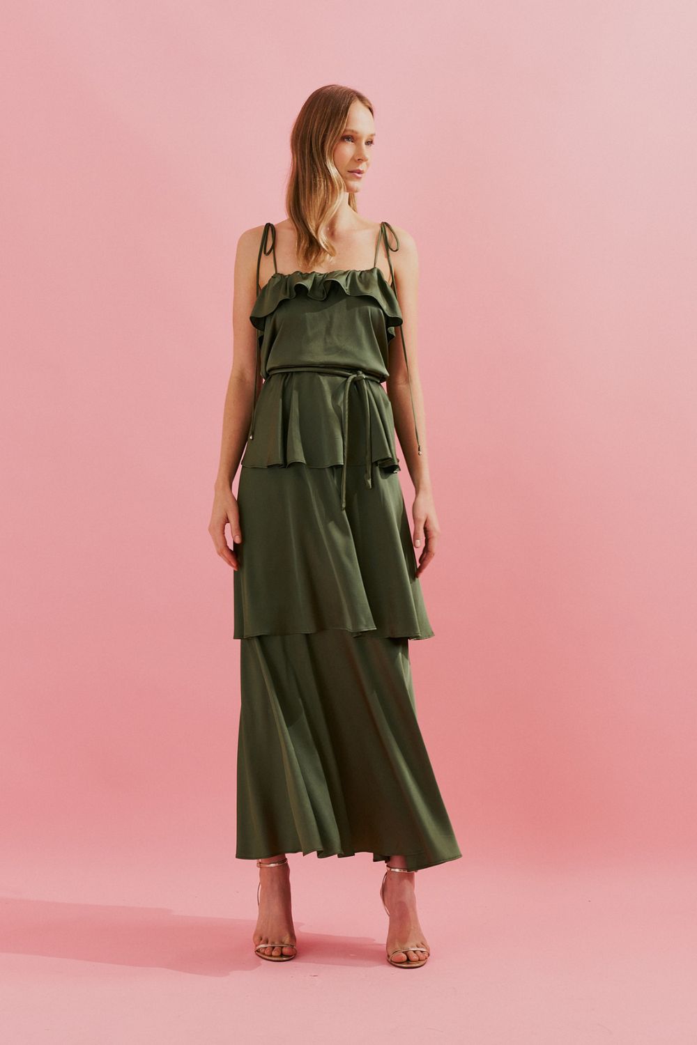 Vestido Midi Largo de Satén con Tirantes Finos, Volante en el Escote y Capas Superpuestas - Santiago Verde Oliva