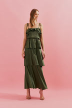 Vestido Midi Largo de Satén con Tirantes Finos, Volante en el Escote y Capas Superpuestas - Santiago Verde Oliva
