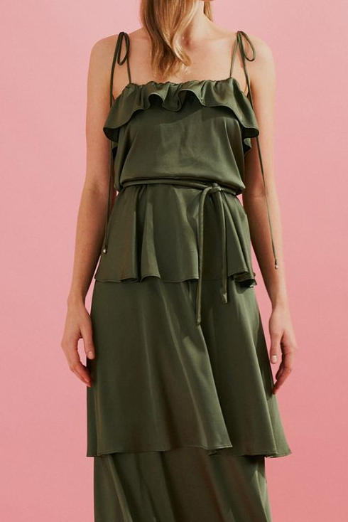 Vestido Midi Largo de Satén con Tirantes Finos, Volante en el Escote y Capas Superpuestas - Santiago Verde Oliva