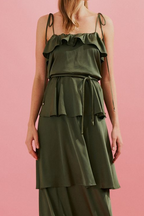 Vestido Midi Largo de Satén con Tirantes Finos, Volante en el Escote y Capas Superpuestas - Santiago Verde Oliva