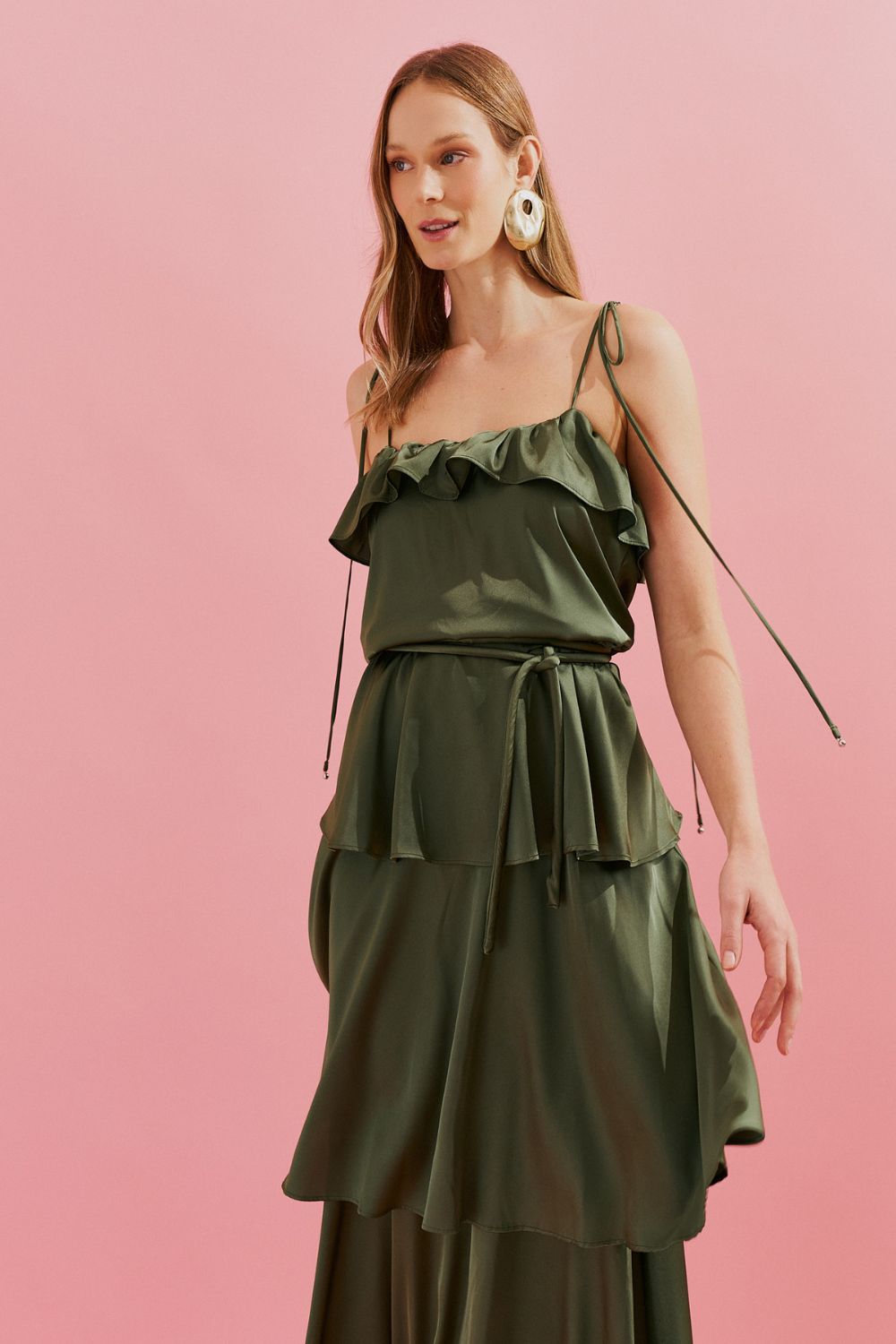 Vestido Midi Largo de Satén con Tirantes Finos, Volante en el Escote y Capas Superpuestas - Santiago Verde Oliva