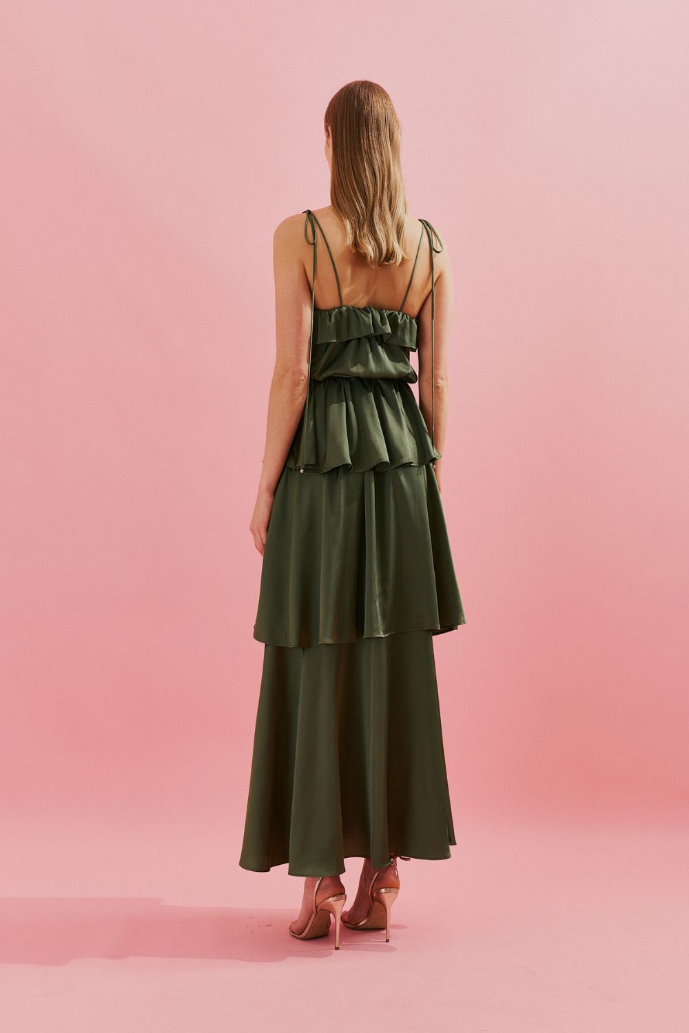 Vestido Midi Largo de Satén con Tirantes Finos, Volante en el Escote y Capas Superpuestas - Santiago Verde Oliva
