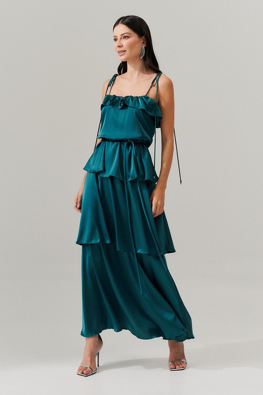 Vestido Midi Largo en Satén con Tirantes Finos, Volante en el Escote y Capas Superpuestas - Santiago Azul Petróleo