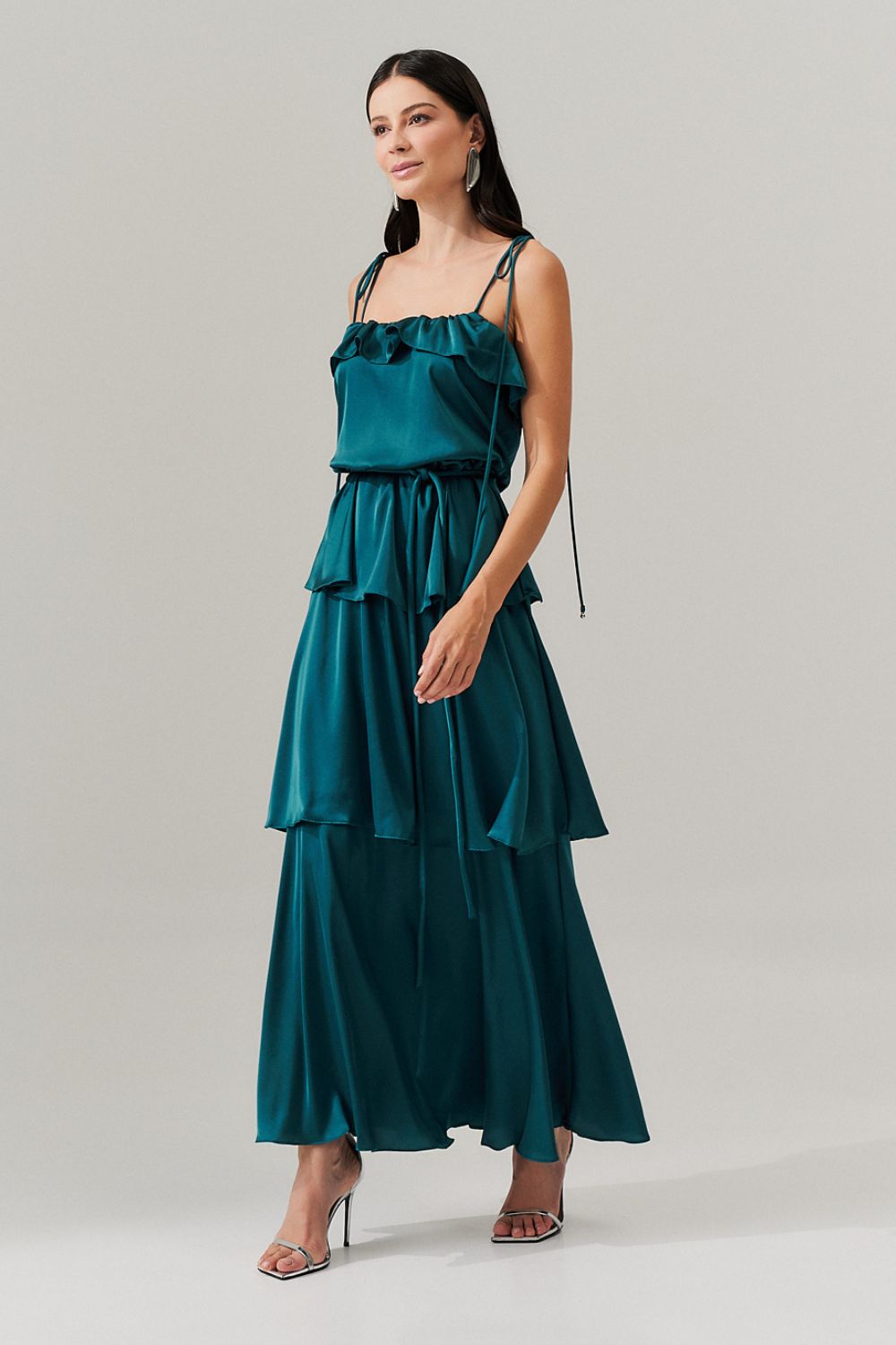 Vestido Midi Largo en Satén con Tirantes Finos, Volante en el Escote y Capas Superpuestas - Santiago Azul Petróleo
