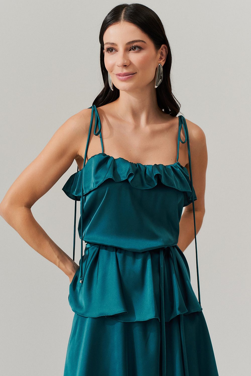Vestido Midi Largo en Satén con Tirantes Finos, Volante en el Escote y Capas Superpuestas - Santiago Azul Petróleo