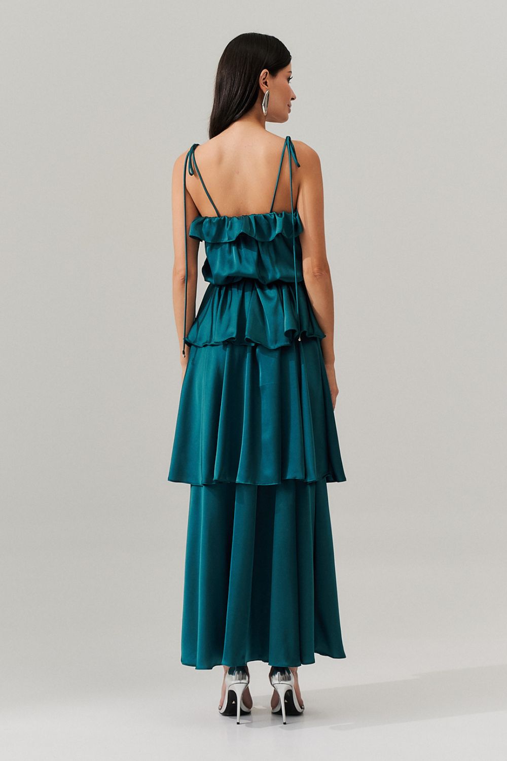 Vestido Midi Largo en Satén con Tirantes Finos, Volante en el Escote y Capas Superpuestas - Santiago Azul Petróleo