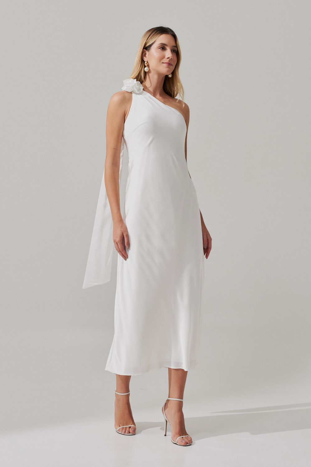 Vestido Midi Largo con Escote Asimétrico y Flor Removible - Santa Fé Off White