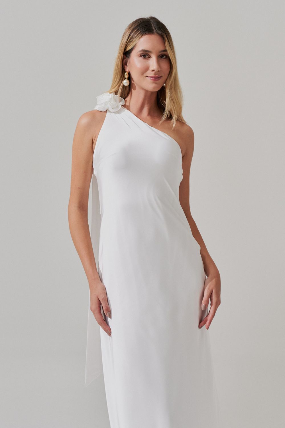 Vestido Midi Largo con Escote Asimétrico y Flor Removible - Santa Fé Off White
