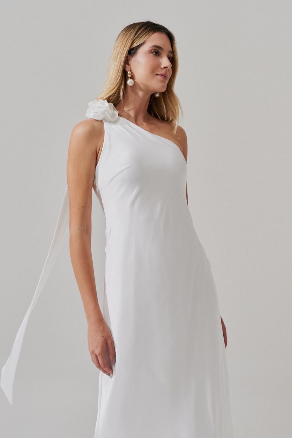 Vestido Midi Largo con Escote Asimétrico y Flor Removible - Santa Fé Off White