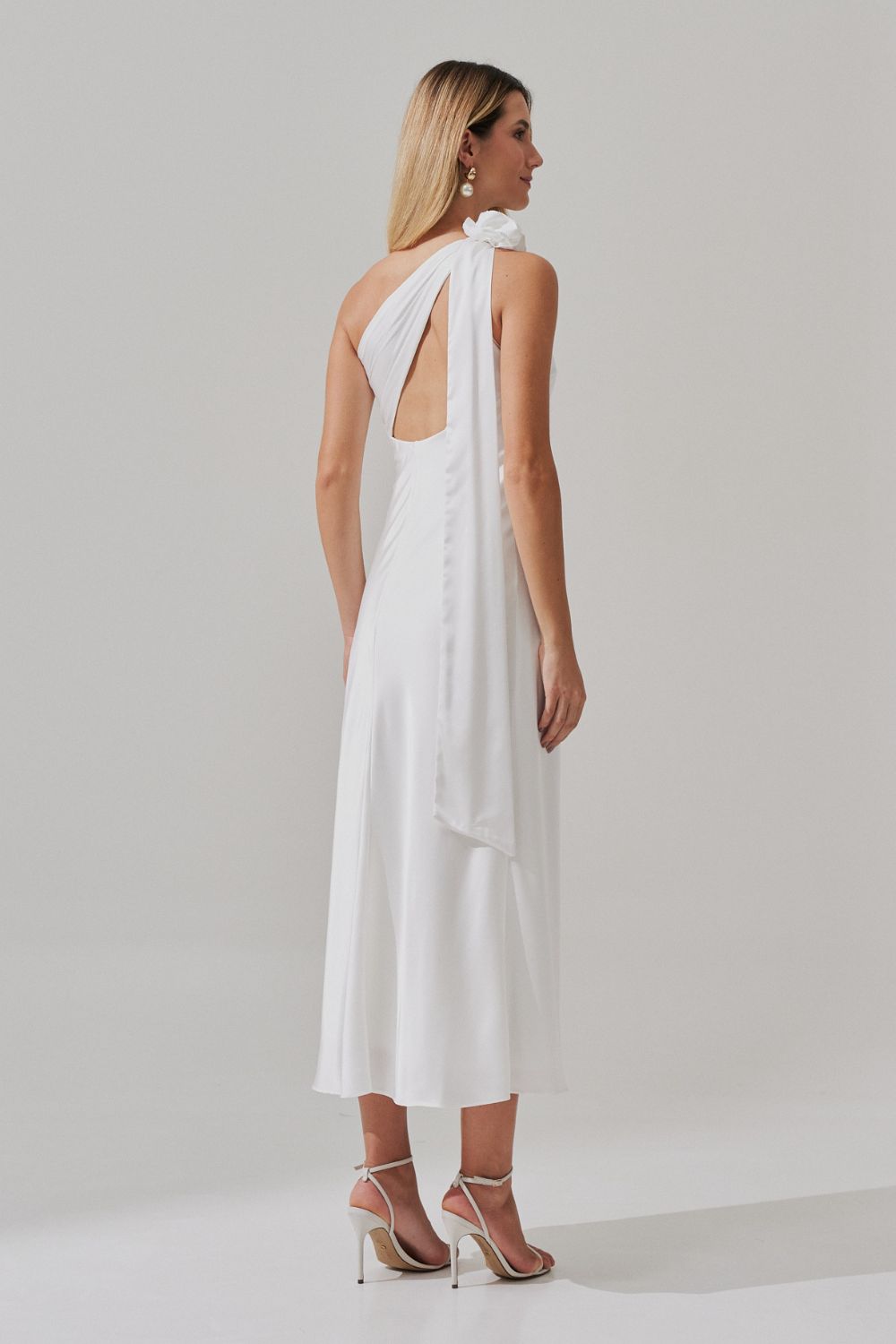 Vestido Midi Largo con Escote Asimétrico y Flor Removible - Santa Fé Off White