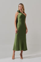 Vestido Midi Largo con Escote Asimétrico y Flor Removible - Santa Fé Oliva