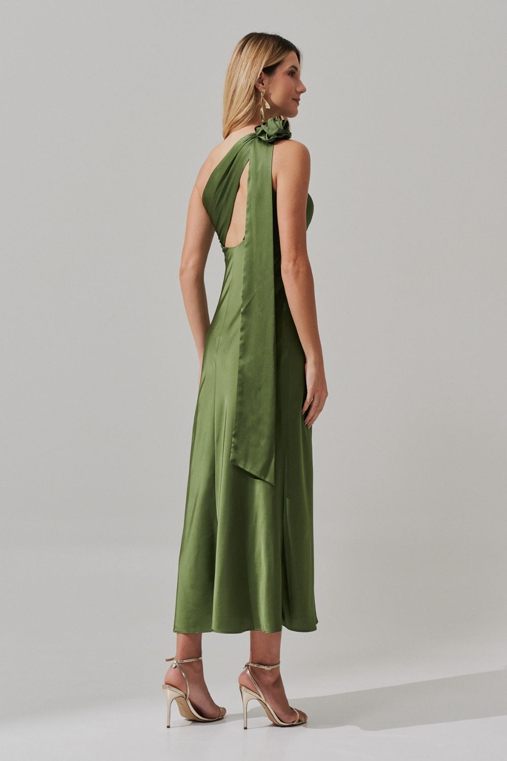 Vestido Midi Largo con Escote Asimétrico y Flor Removible - Santa Fé Oliva