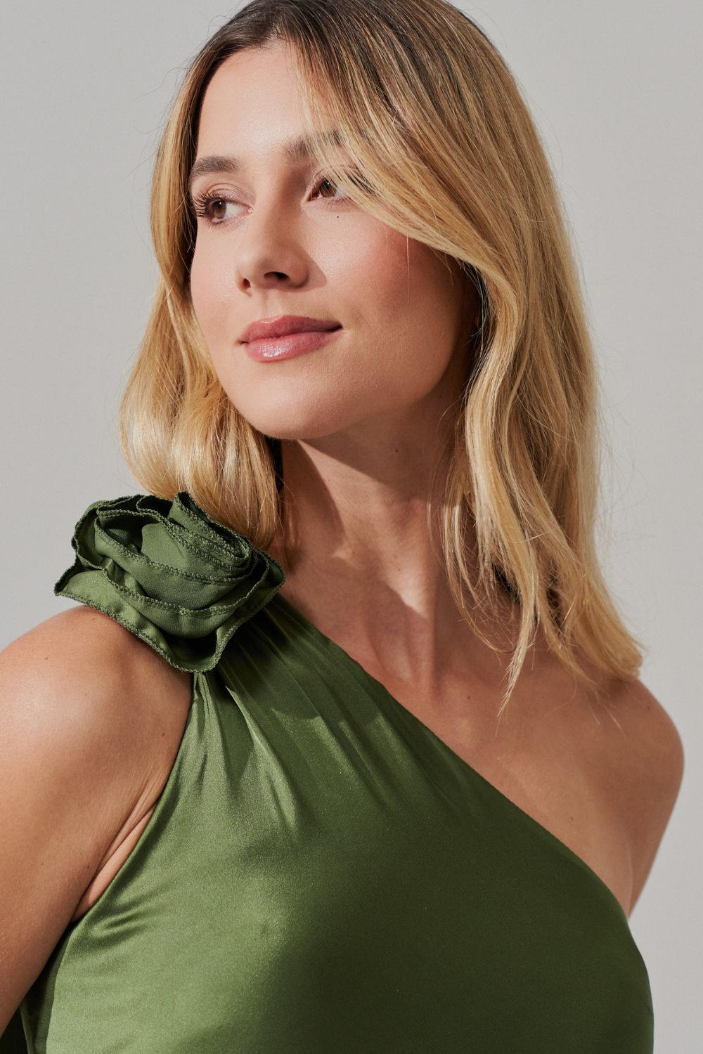 Vestido Midi Largo con Escote Asimétrico y Flor Removible - Santa Fé Oliva