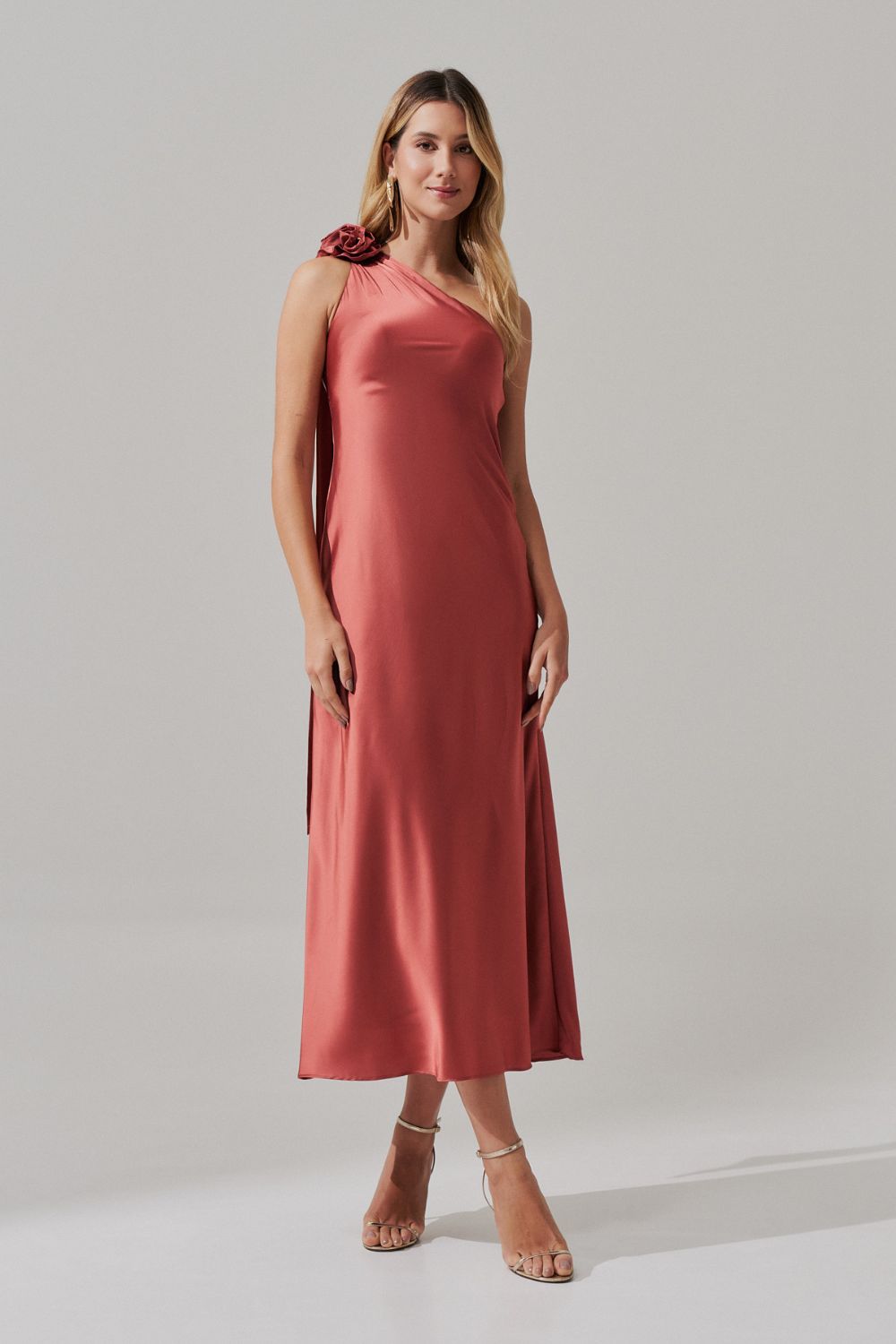 Vestido Midi Largo con Escote Asimétrico y Flor Removible - Santa Fé Terracota