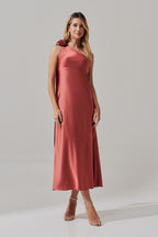 Vestido Midi Largo con Escote Asimétrico y Flor Removible - Santa Fé Terracota