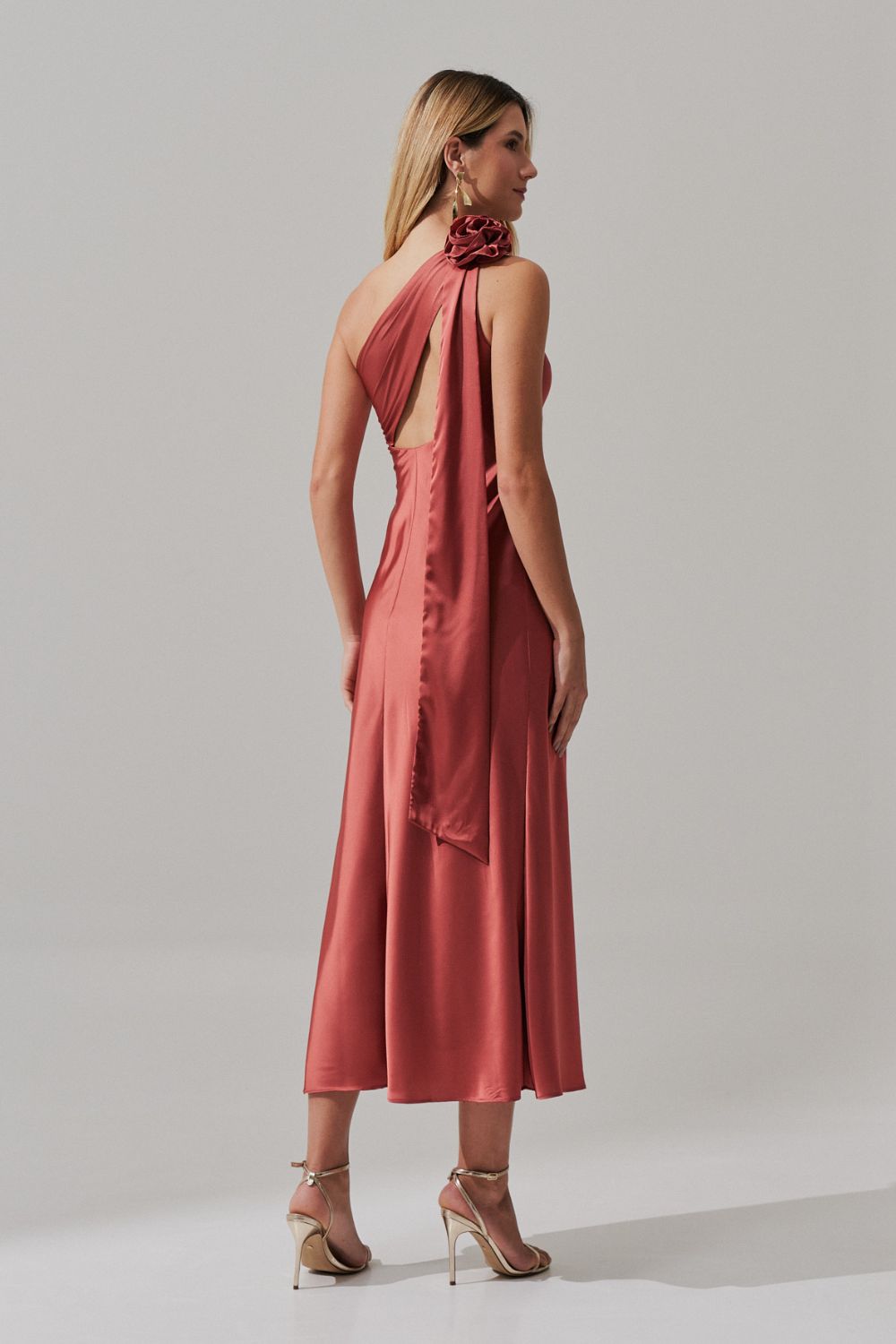 Vestido Midi Largo con Escote Asimétrico y Flor Removible - Santa Fé Terracota