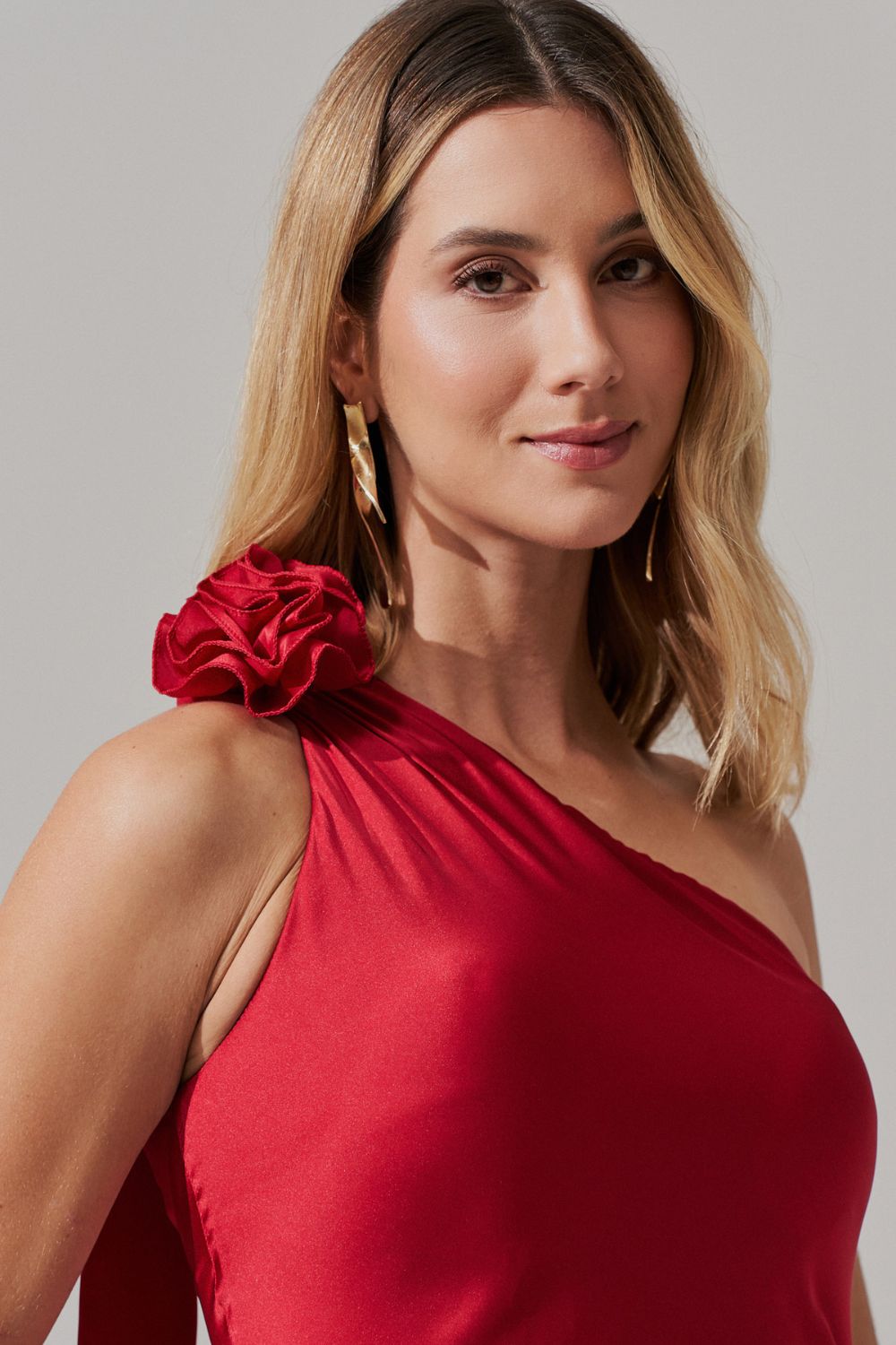 Vestido Midi Largo con Escote Asimétrico y Flor Removible - Santa Fé Rojo