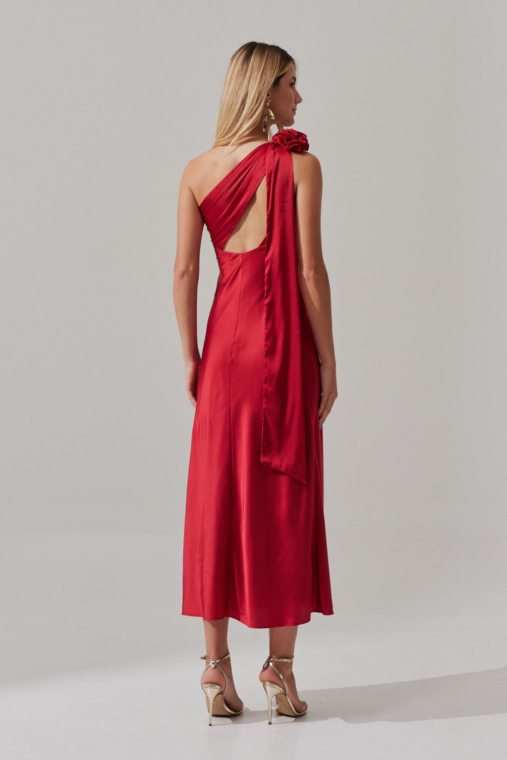 Vestido Midi Largo con Escote Asimétrico y Flor Removible - Santa Fé Rojo