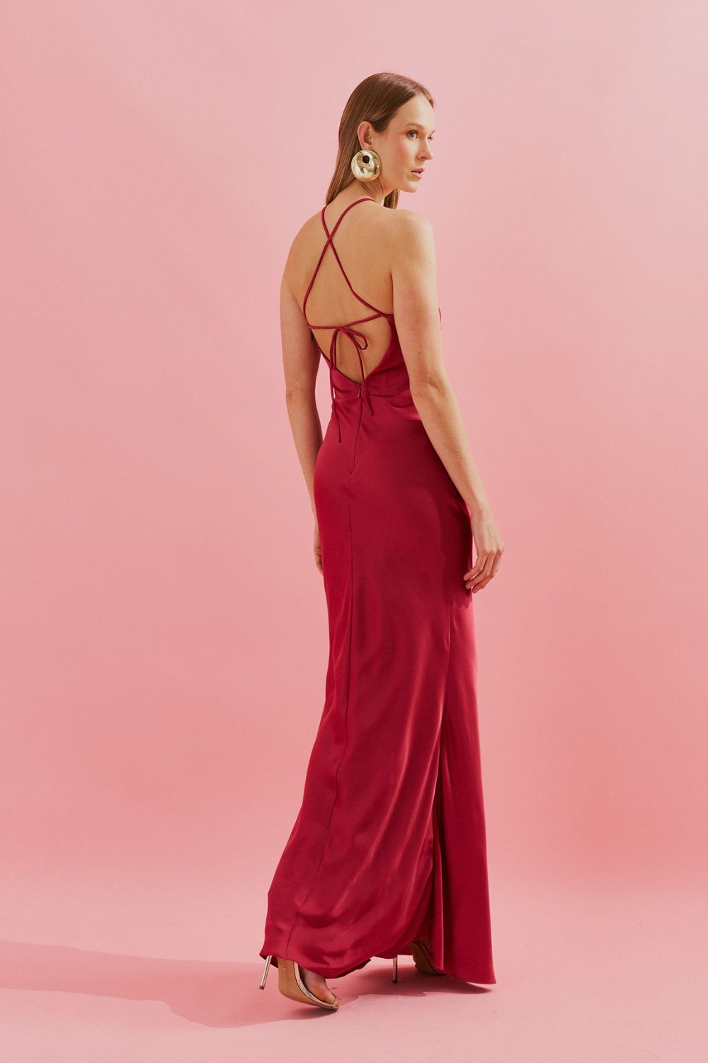 Vestido Midi Largo con Escote Triangular y Pliegues - Brisa Canela