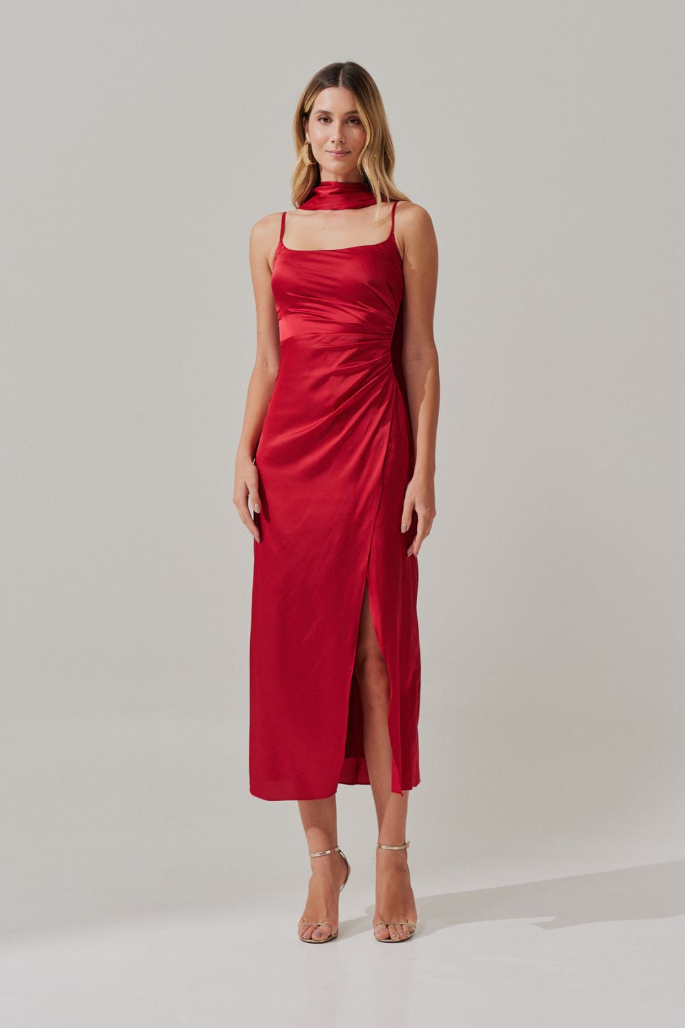 Vestido Largo Midi con Pliegues y Abertura Lateral y Chal - Dhaka Rojo