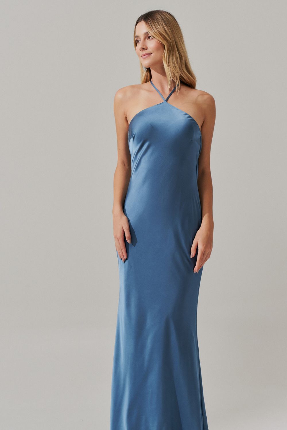 Vestido Midi Largo de Satén con Escote Triangular y Lazo en la Espalda - Capri Azul Jeans