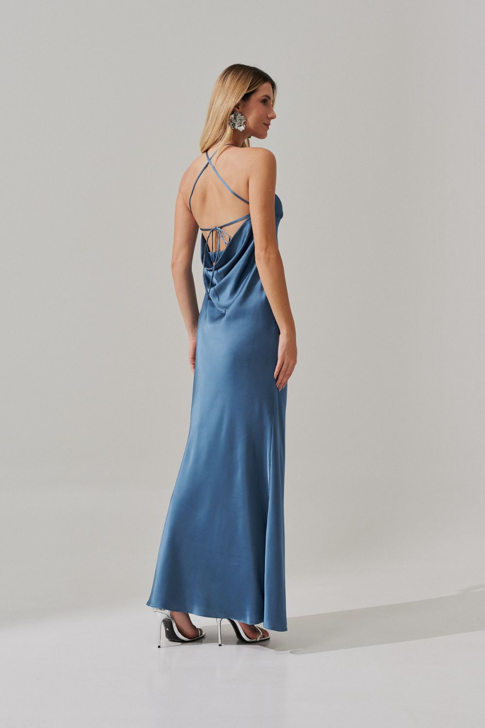 Vestido Midi Largo de Satén con Escote Triangular y Lazo en la Espalda - Capri Azul Jeans