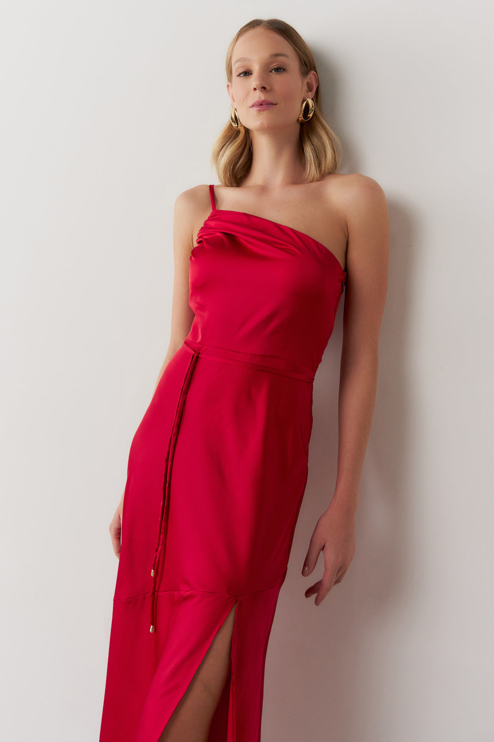 Vestido Midi Largo de Un Hombro en Satén con Abertura Lateral - Jordania Rojo