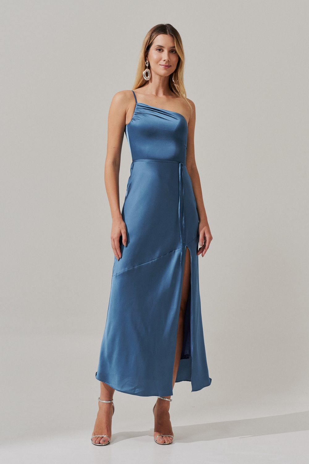 Vestido Midi Largo de Un Hombro en Satén con Abertura Lateral - Jordania Azul Jeans